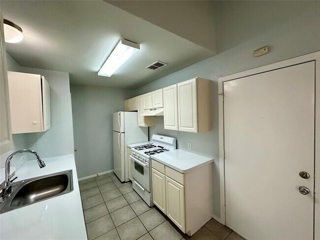 Building Photo - 301 Craigmont Dr