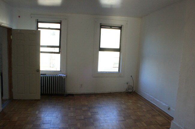 Building Photo - 152 Graham Ave