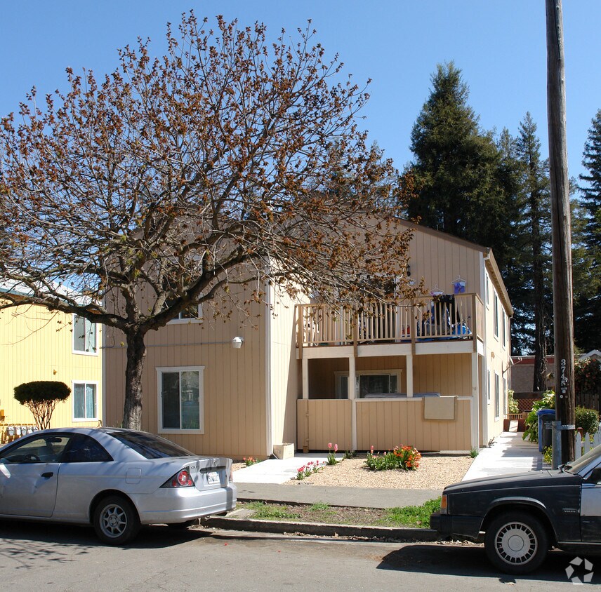Building Photo - 212 Orange