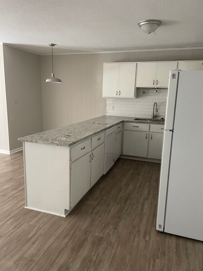 Building Photo - 984 Hampton Dr