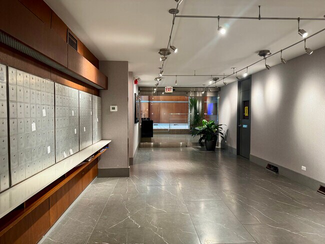 Foto del edificio - 5100 N Marine Dr