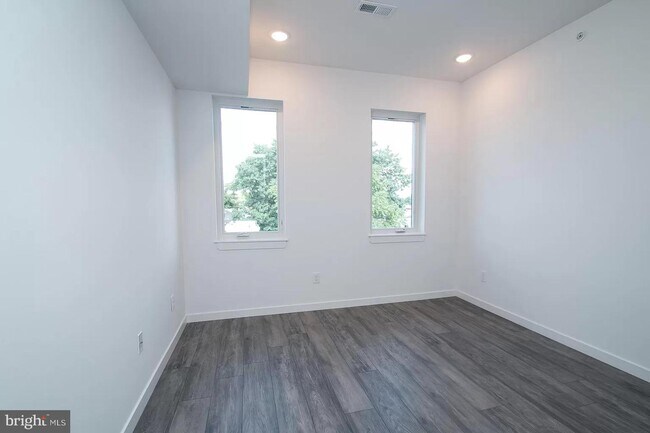 Foto del edificio - 6641 Lansdowne Ave