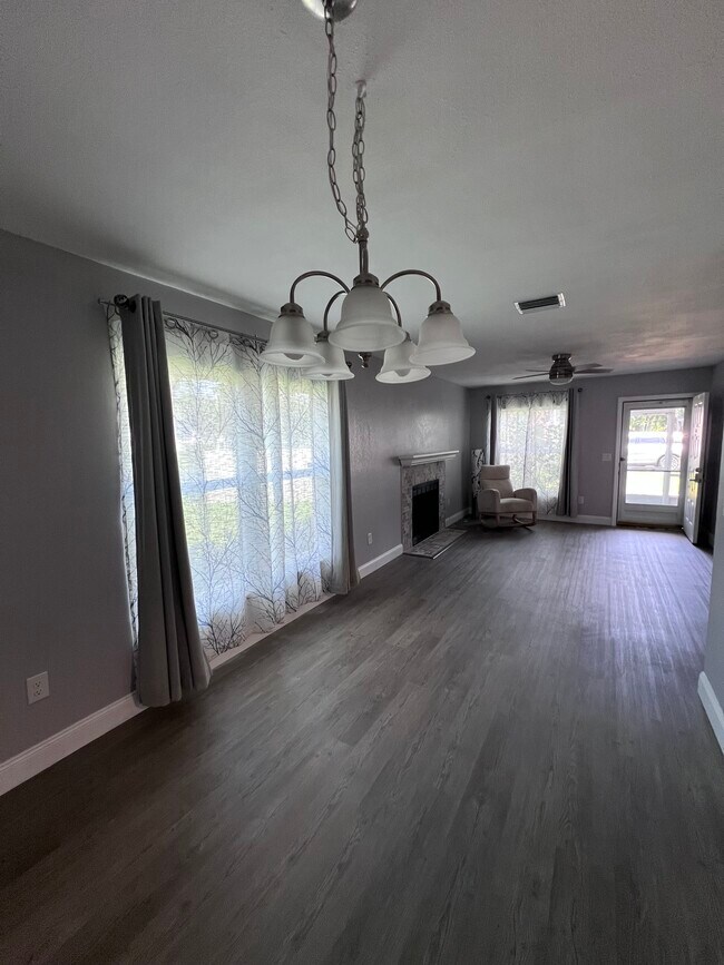 Building Photo - 1302 Northlake Dr