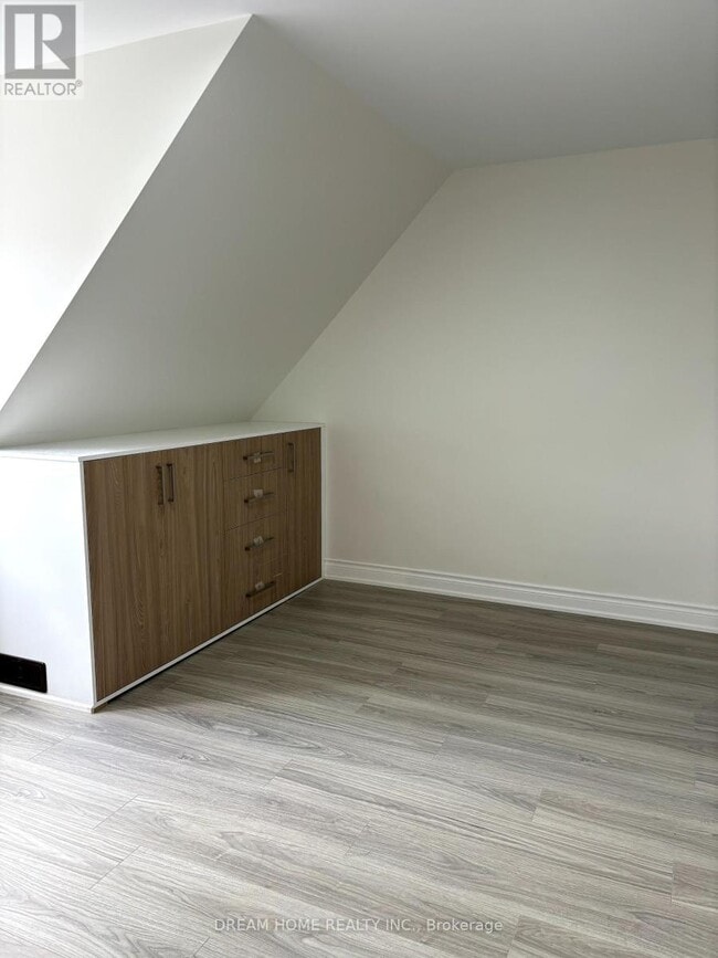 Photo du bâtiment - 643-643 Bathurst St
