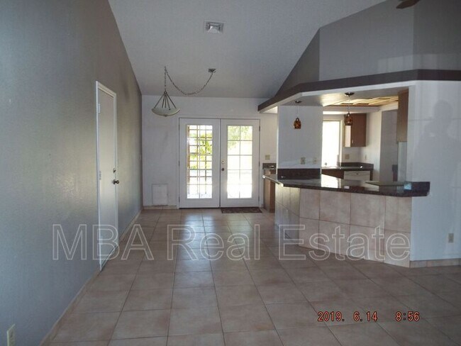 Foto del edificio - 5648 W Villa Theresa Dr