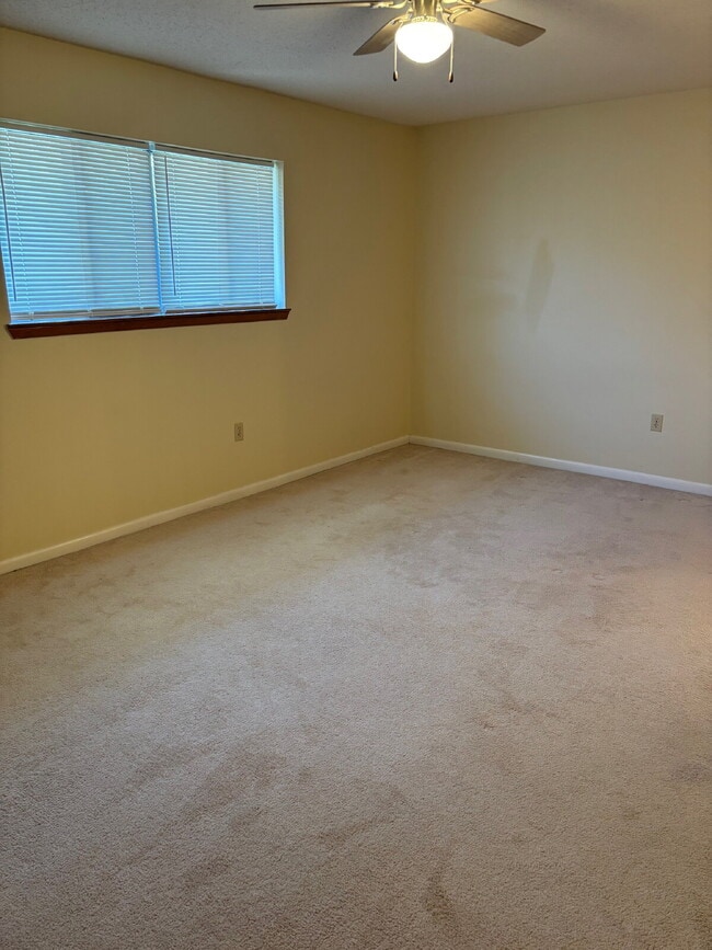 Building Photo - 10% OFF FIRST MONTHS RENT!