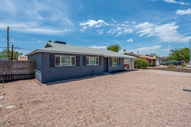Building Photo - Scottsdale Home that has everything you need!