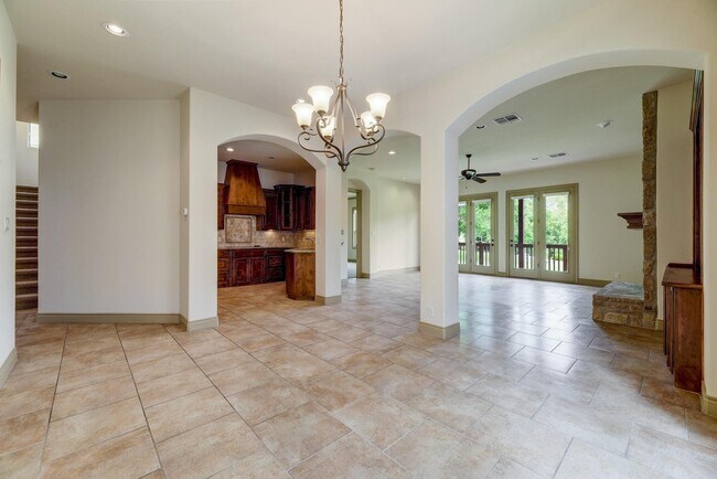 Building Photo - 15 Chandon Ln