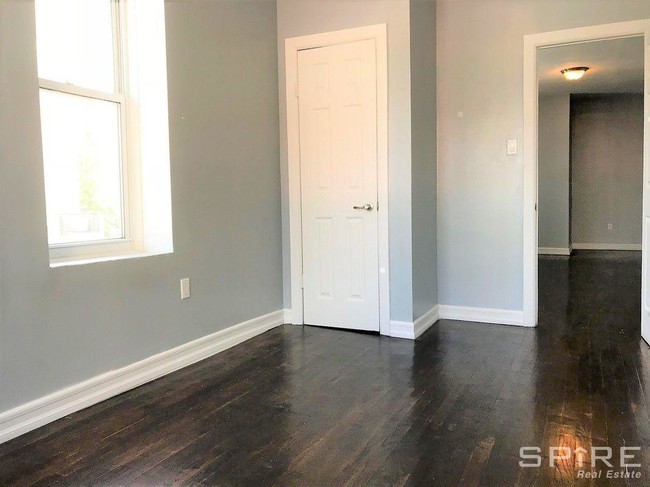 Building Photo - Massive 2 Bedroom Apartment.