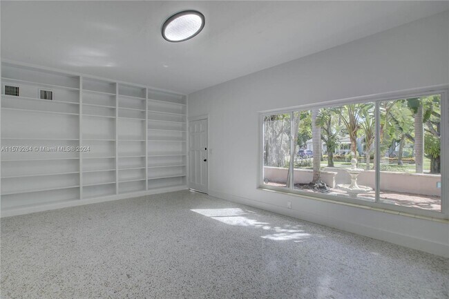 Building Photo - 616 SW 11th Ct