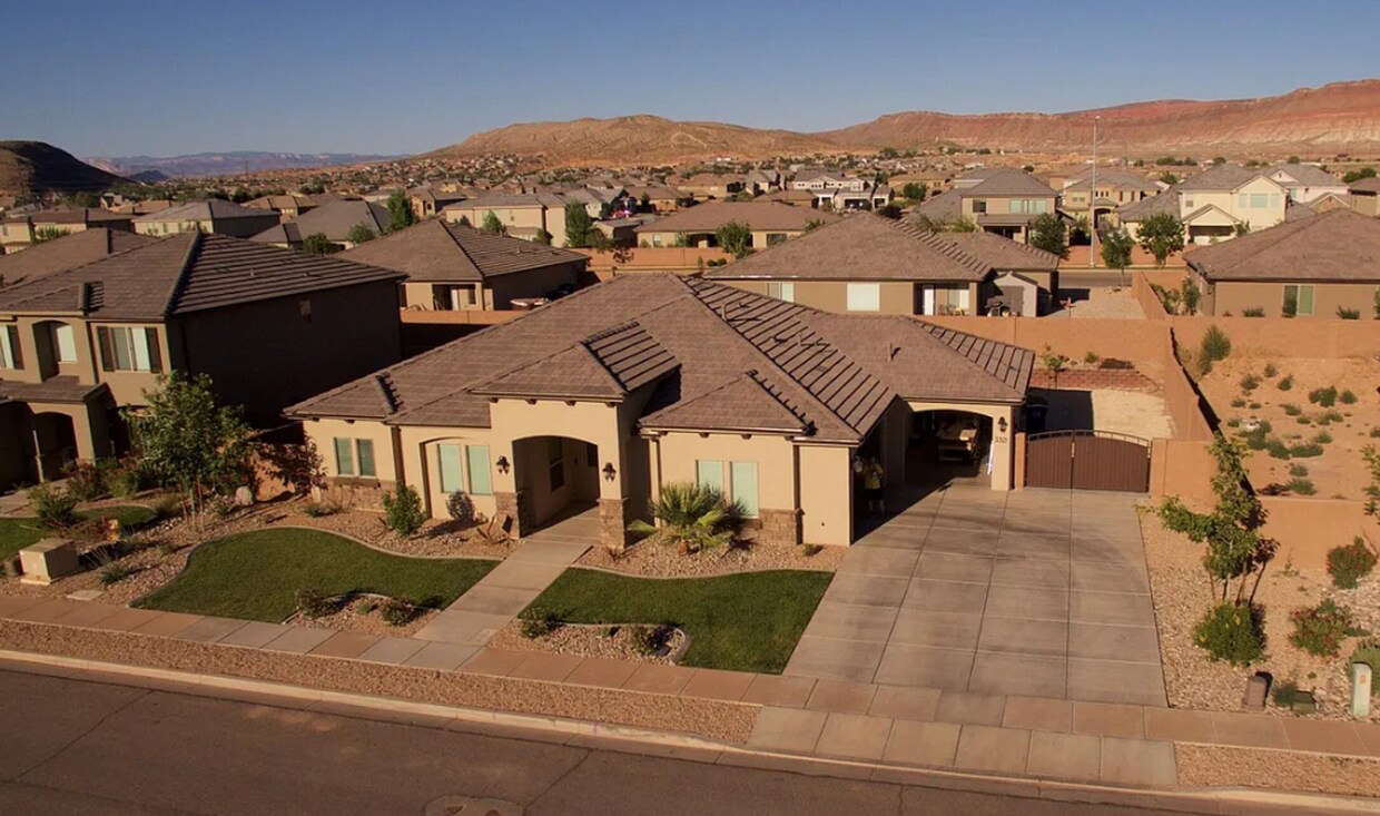 Foto principal - Gorgeous 4 Bed with 3 Car Garage AND Hot Tub