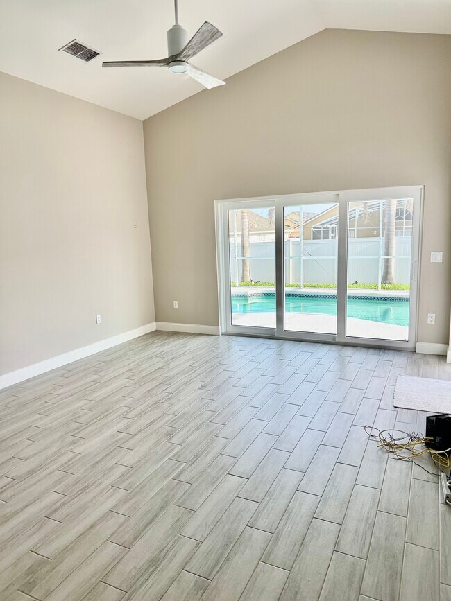 Enorme pared de puertas corredizas que dan a la piscina. - 7902 Canary Palm Ct