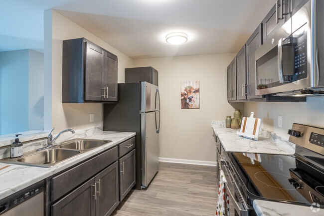 2BR, 2BA - 1,215 SF - Kitchen - Crestwood Commons Apartments