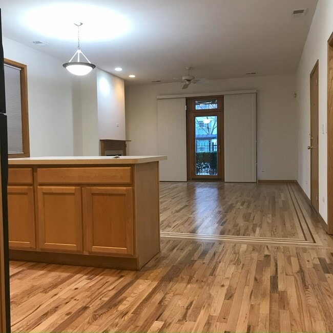 Building Photo - 4047 N Sheridan Rd
