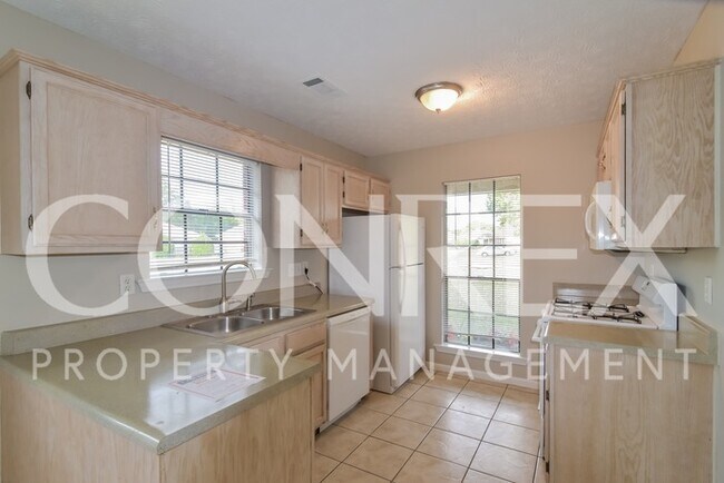Building Photo - Adorable 3 Bedroom