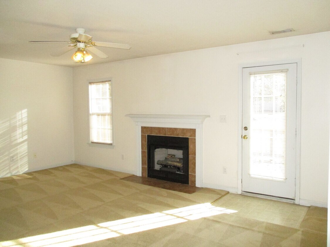 Foto del edificio - Beautiful four bedroom two bath home located off Piney Green and just minutes to Camp Lejeune.