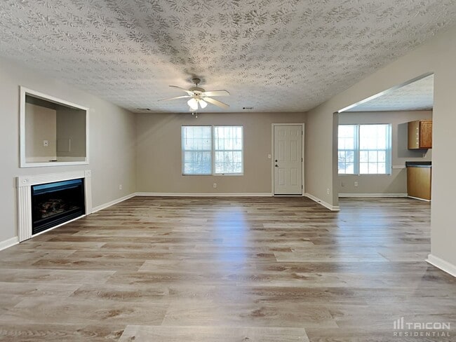 Building Photo - 210 Railside Dr