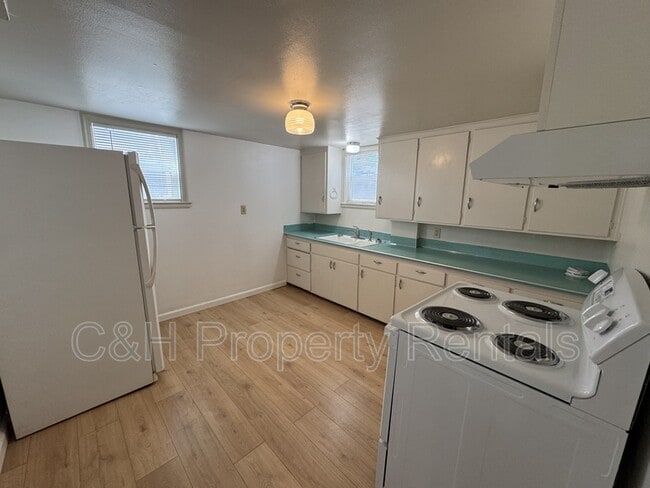 Foto del edificio - 841 1/2 Cook Avenue