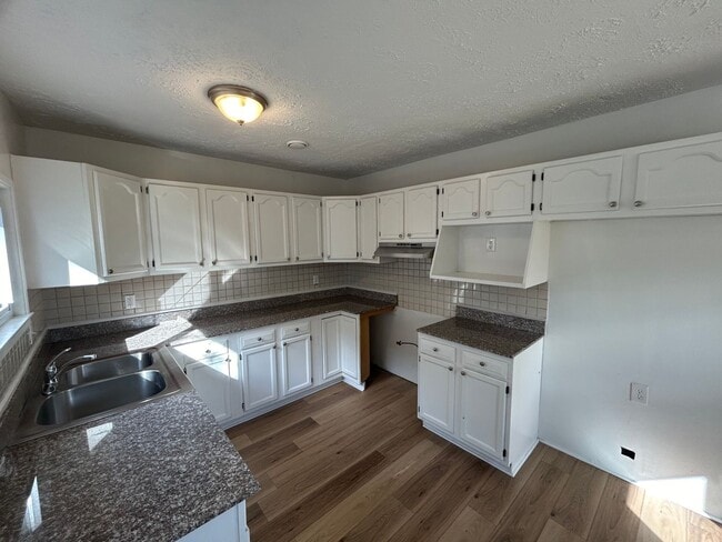 Building Photo - FULLY UPDATED Eastpointe 3 Bed/1 Bath Ranc...