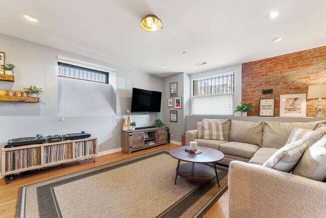 Building Photo - 125 B St