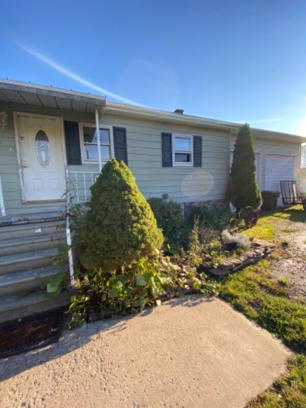 584 Valley Rd, Danville, PA 17821 Room for Rent in Danville, PA