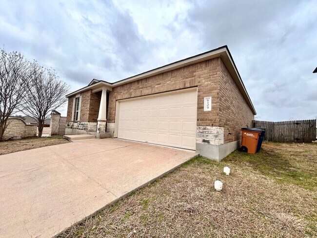 Foto del edificio - Charming 3/BR 2/BA  Home with Spacious Backyard