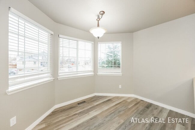 Building Photo - 5566 Vermillion Bluffs Dr