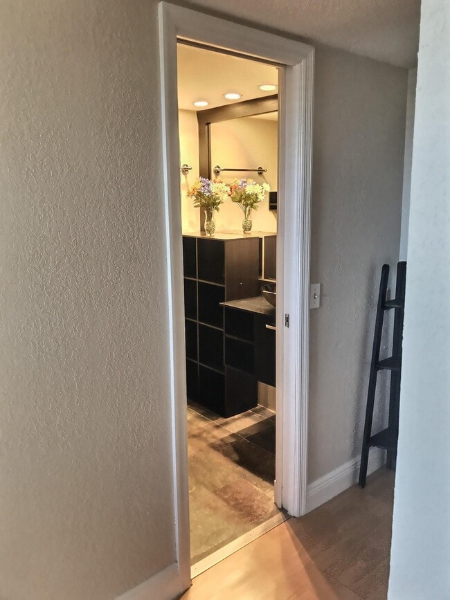 Building Photo - 3100 N Palm Aire Dr