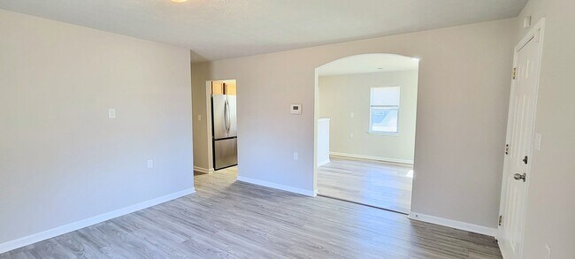Foto del edificio - Charming 4BR Home with Modern Upgrades & Spacious Yard