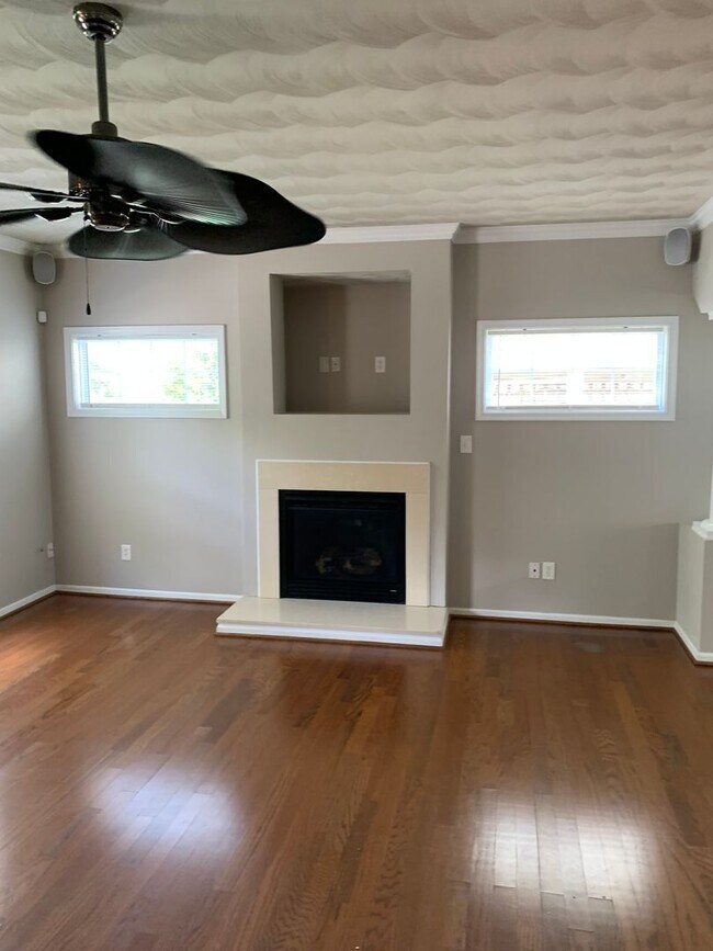 Building Photo - 4 Bedroom
