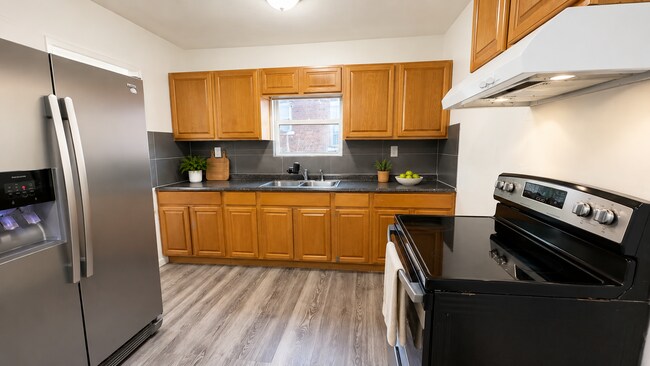 Building Photo - 2128 N Stonewall Ave