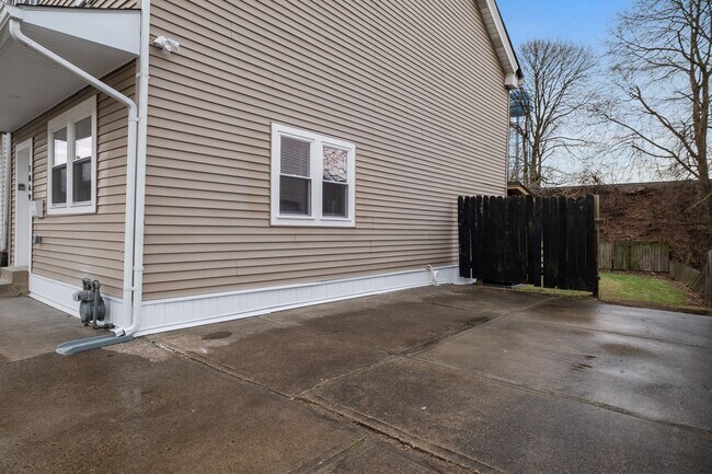 Photo - Luxury 3-Bedroom, 2.5-Bathroom House in Sh...