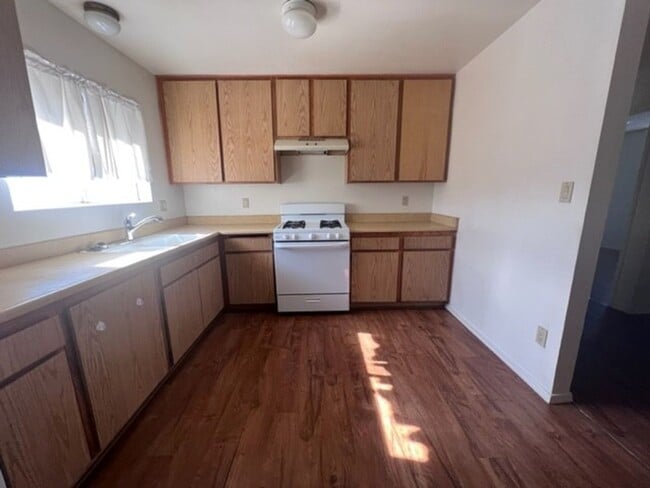 Building Photo - 2 Bedroom upstairs Apartment