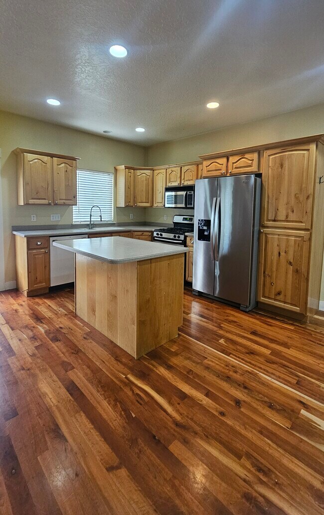 Foto del edificio - 2718 N Elm Dr