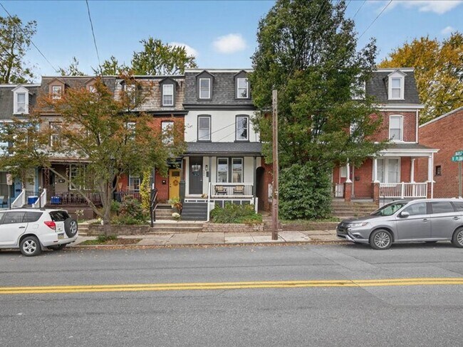 Foto del edificio - Gorgeous 4 Bedroom 2.5 Bathroom Available ...