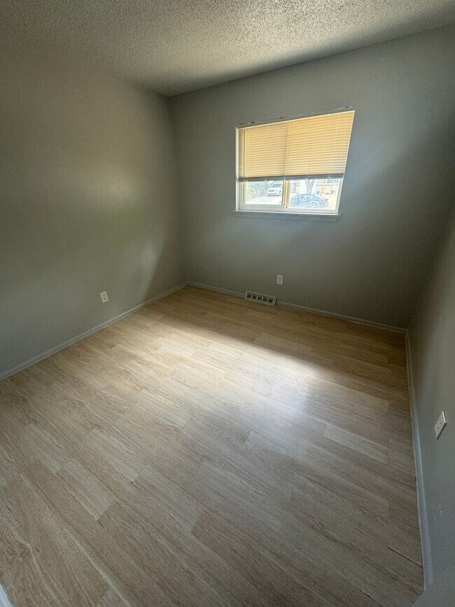 Foto del edificio - Conveniently located 3-bedroom 1-bathroom ...