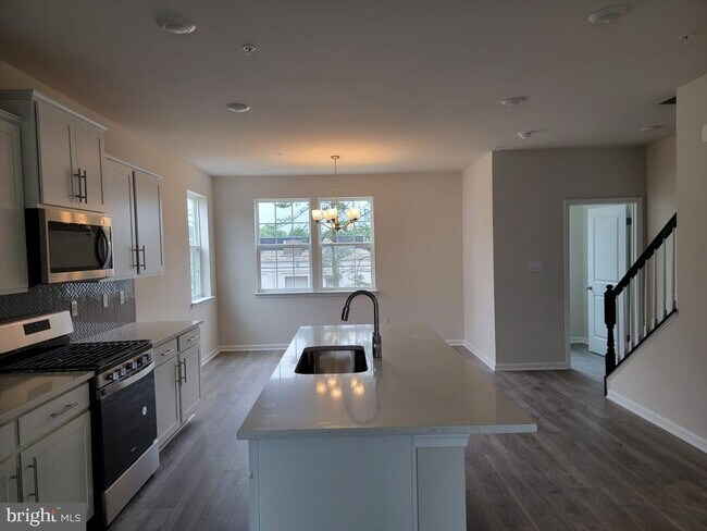 Building Photo - 6611 DARTER Way