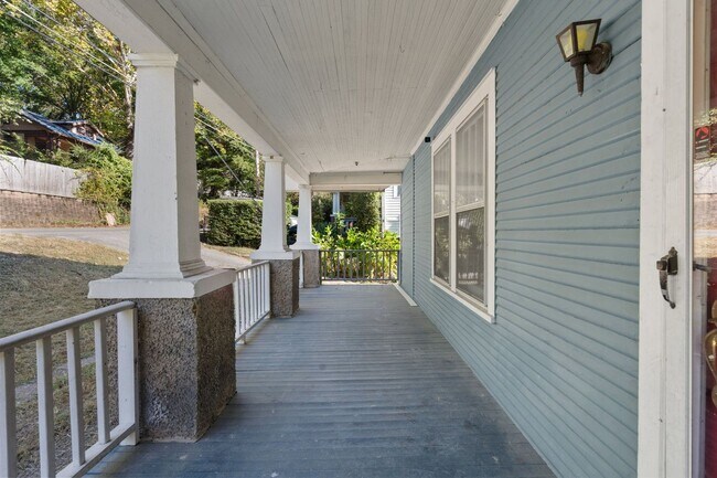 Foto del edificio - 3 Bedroom Renovated Craftsmen for Rent!