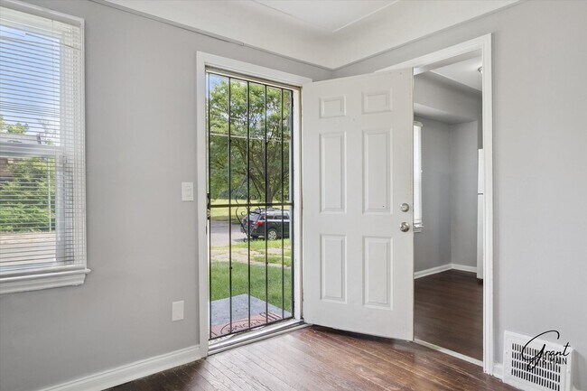 Foto del edificio - $1300 3 bedroom bungalow