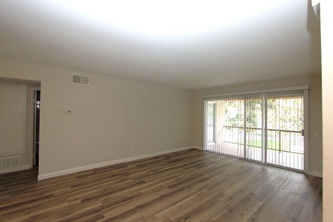 Foto del edificio - Light and bright 2 bedroom 2 bathroom condo available April 25, 2025
