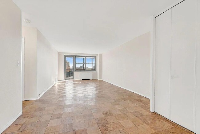 Foto del edificio - 70-25 Yellowstone Blvd