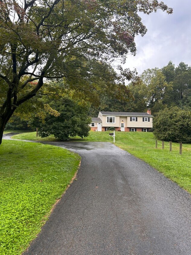 Foto principal - 4-Bedroom, 2-Bathroom Home In Lancaster!