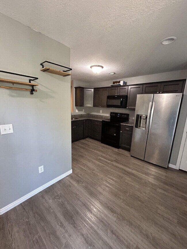 Building Photo - "Charming 3-Bed Home in Sunset with Granit...