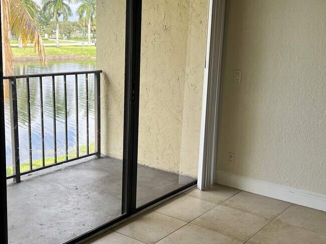 Foto del edificio - 1523 Lake Crystal Dr