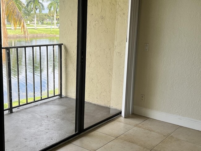 Building Photo - 1523 Lake Crystal Dr