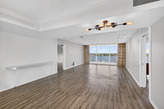 Foto del edificio - 134 Lakeshore Dr