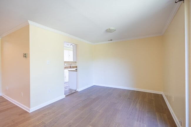 Building Photo - Updated 2 Bedroom Lower Level Condo in Tem...