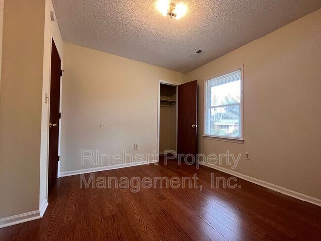 Foto del edificio - 10 Rosewood Ln