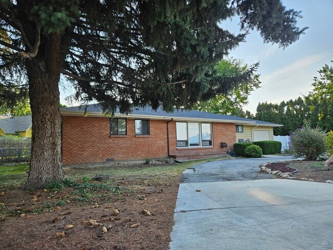 Building Photo - Fully Furnished Mid Century Charmer- month to month/midterm/short term, 3 bedrooms, highly desira...