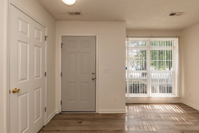 Building Photo - Three Bedroom END unit Townhome!